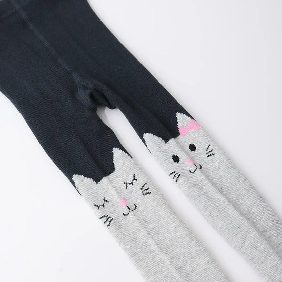 Lot de 2 collants fille : 1 collant gris motif chat et 1 collant rose uni. Doux, confortables et disponibles en 12-24 mois, 2-4 ans et 5-8 ans. Parfaits pour des looks mignons et pratiques au quotidien.
