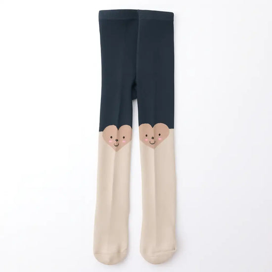 Lot de 2 collants fille : collant marron clair avec cœur sur le genou + collant gris chiné clair. Doux, confortables et disponibles en 12-24 mois, 2-4 ans et 5-8 ans. Un duo pratique et mignon pour le quotidien.