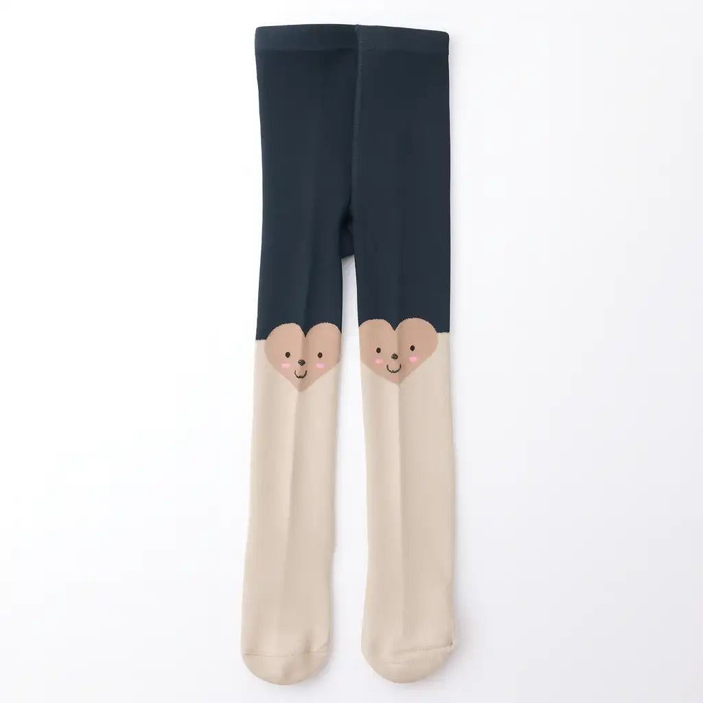 Lot de 2 collants fille : collant marron clair avec cœur sur le genou + collant gris chiné clair. Doux, confortables et disponibles en 12-24 mois, 2-4 ans et 5-8 ans. Un duo pratique et mignon pour le quotidien.