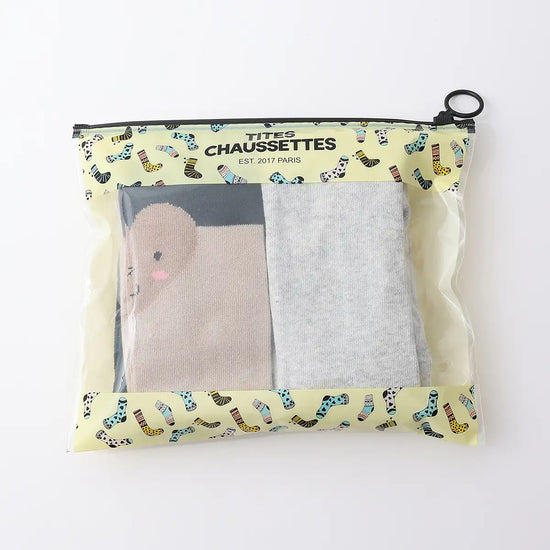 Lot de 2 collants fille : collant marron clair avec cœur sur le genou + collant gris chiné clair. Doux, confortables et disponibles en 12-24 mois, 2-4 ans et 5-8 ans. Un duo pratique et mignon pour le quotidien.