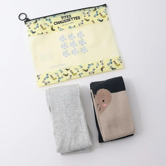 Lot de 2 collants fille : collant marron clair avec cœur sur le genou + collant gris chiné clair. Doux, confortables et disponibles en 12-24 mois, 2-4 ans et 5-8 ans. Un duo pratique et mignon pour le quotidien.