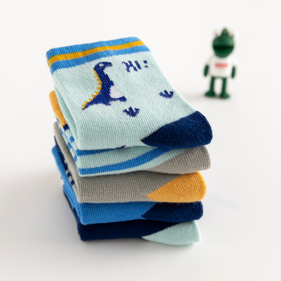 Lot de 5 chaussettes enfant bleues à motifs dinosaures. Confortables, douces et ludiques. Tailles de 12 mois à 12 ans. Parfait pour les petits explorateurs.