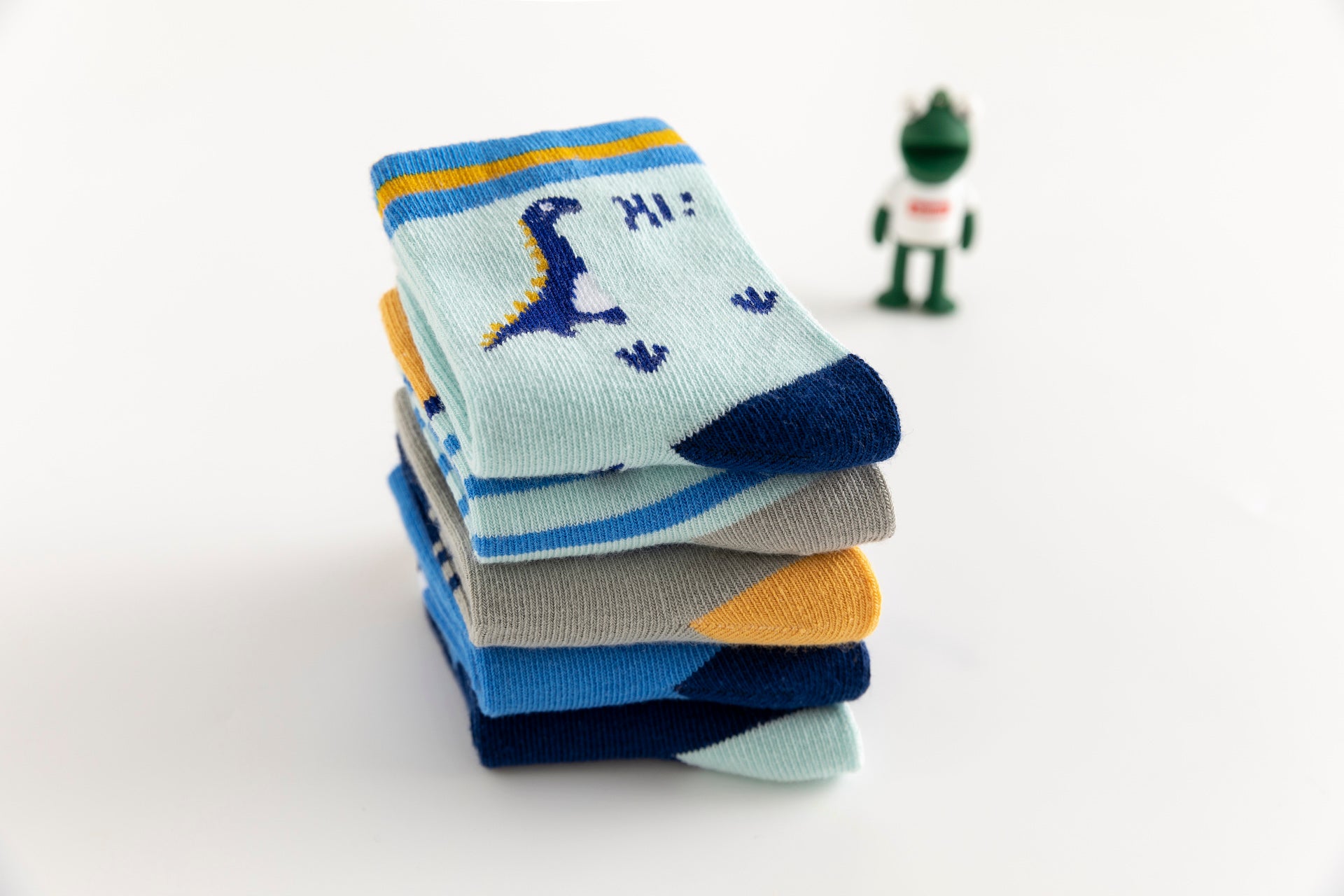 Lot de 5 chaussettes enfant bleues à motifs dinosaures. Confortables, douces et ludiques. Tailles de 12 mois à 12 ans. Parfait pour les petits explorateurs.