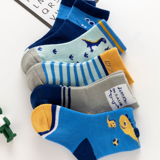 Lot de 5 chaussettes enfant bleues à motifs dinosaures. Confortables, douces et ludiques. Tailles de 12 mois à 12 ans. Parfait pour les petits explorateurs.