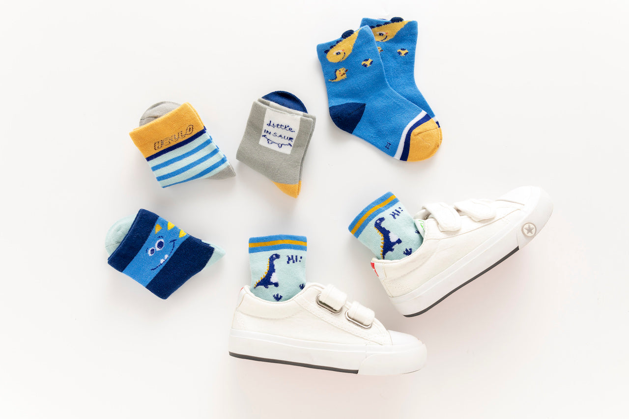 Lot de 5 chaussettes enfant bleues à motifs dinosaures. Confortables, douces et ludiques. Tailles de 12 mois à 12 ans. Parfait pour les petits explorateurs.