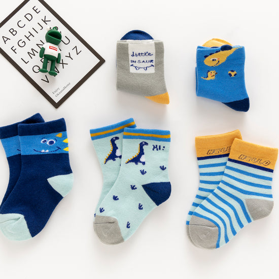 Lot de 5 chaussettes enfant bleues à motifs dinosaures. Confortables, douces et ludiques. Tailles de 12 mois à 12 ans. Parfait pour les petits explorateurs.