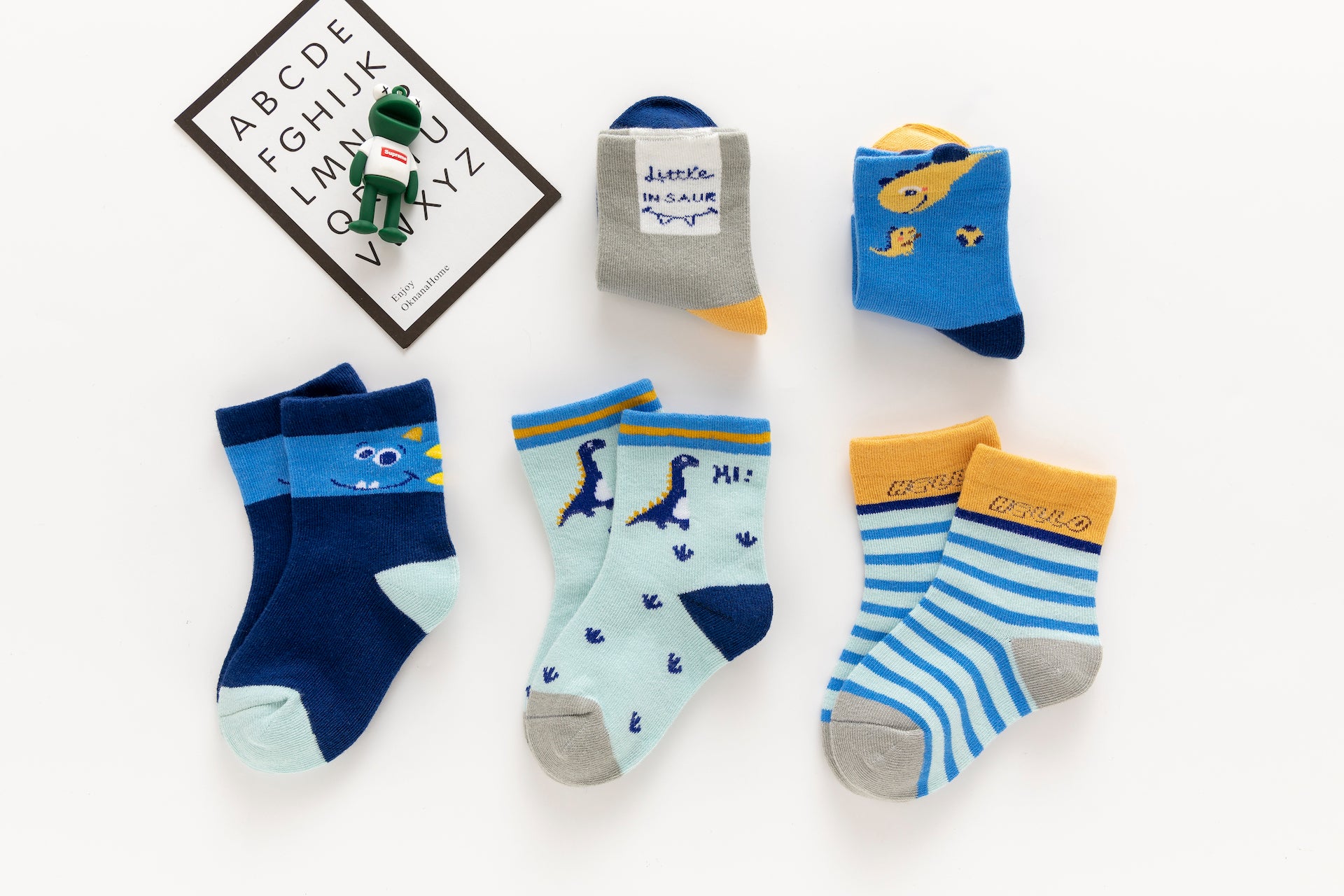 Lot de 5 chaussettes enfant bleues à motifs dinosaures. Confortables, douces et ludiques. Tailles de 12 mois à 12 ans. Parfait pour les petits explorateurs.