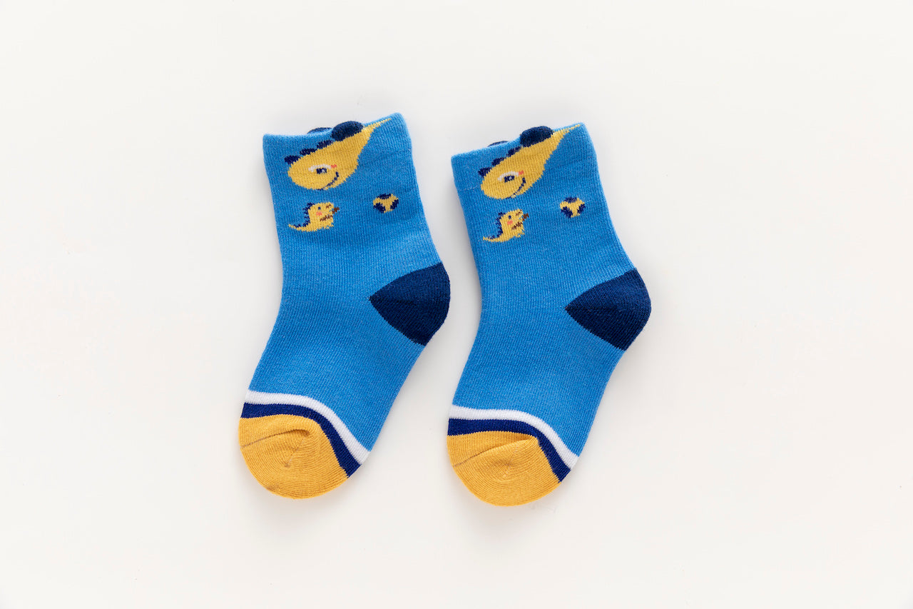Lot de 5 chaussettes enfant bleues à motifs dinosaures. Confortables, douces et ludiques. Tailles de 12 mois à 12 ans. Parfait pour les petits explorateurs.