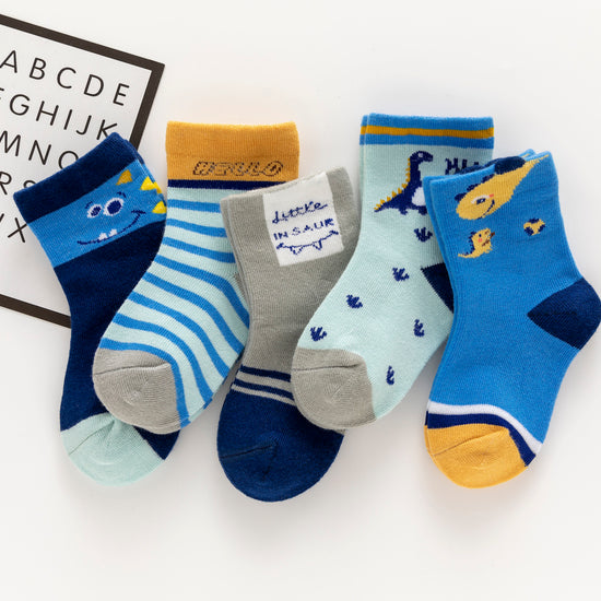 Lot de 5 chaussettes enfant bleues à motifs dinosaures. Confortables, douces et ludiques. Tailles de 12 mois à 12 ans. Parfait pour les petits explorateurs.