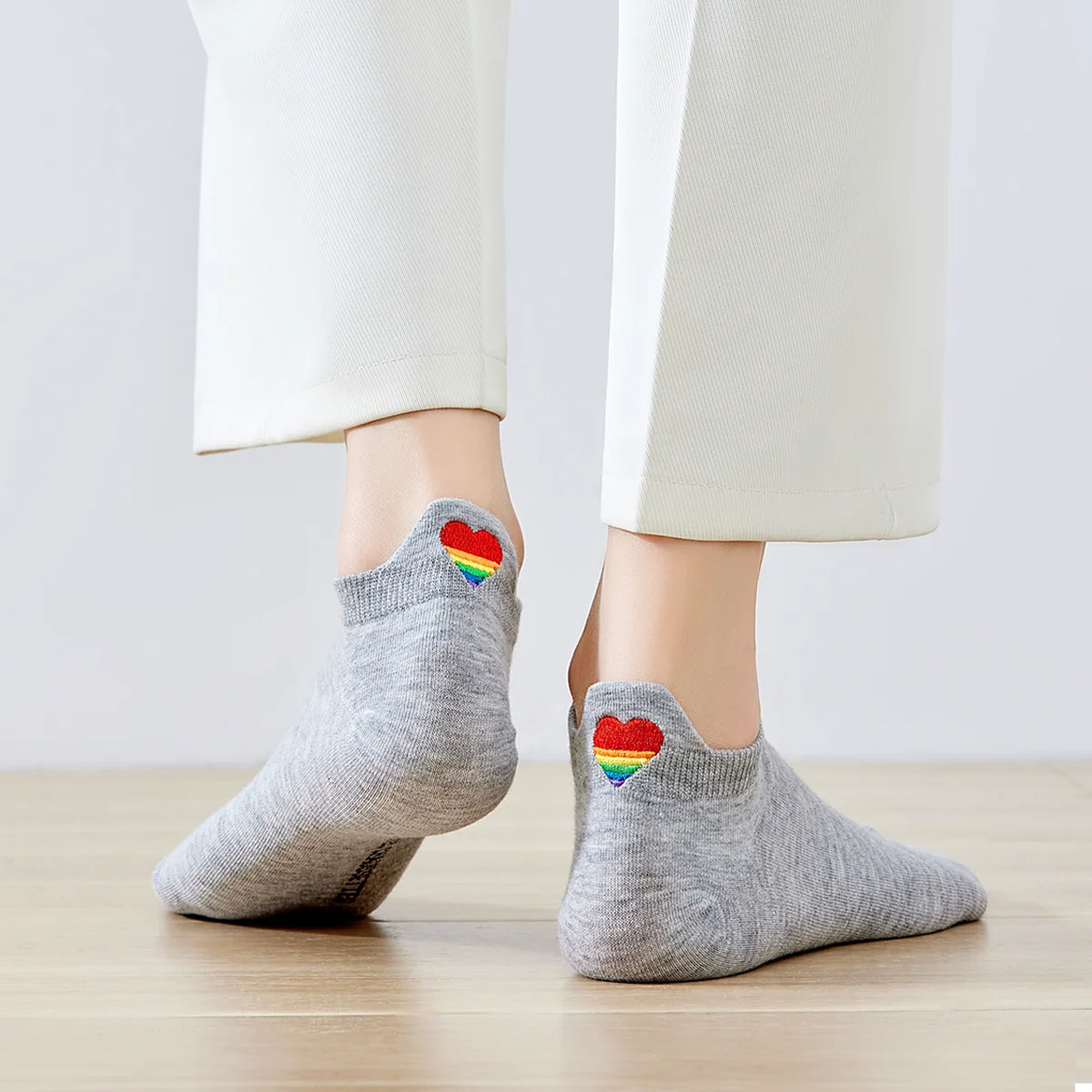 Lot de 5 chaussettes avec languette cœur arc-en-ciel.