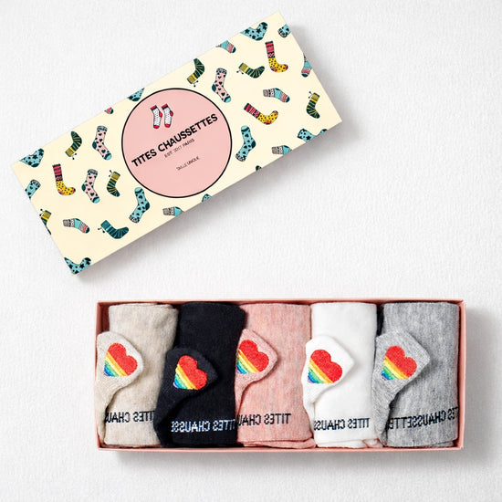 Lot de 5 chaussettes avec languette cœur arc-en-ciel.