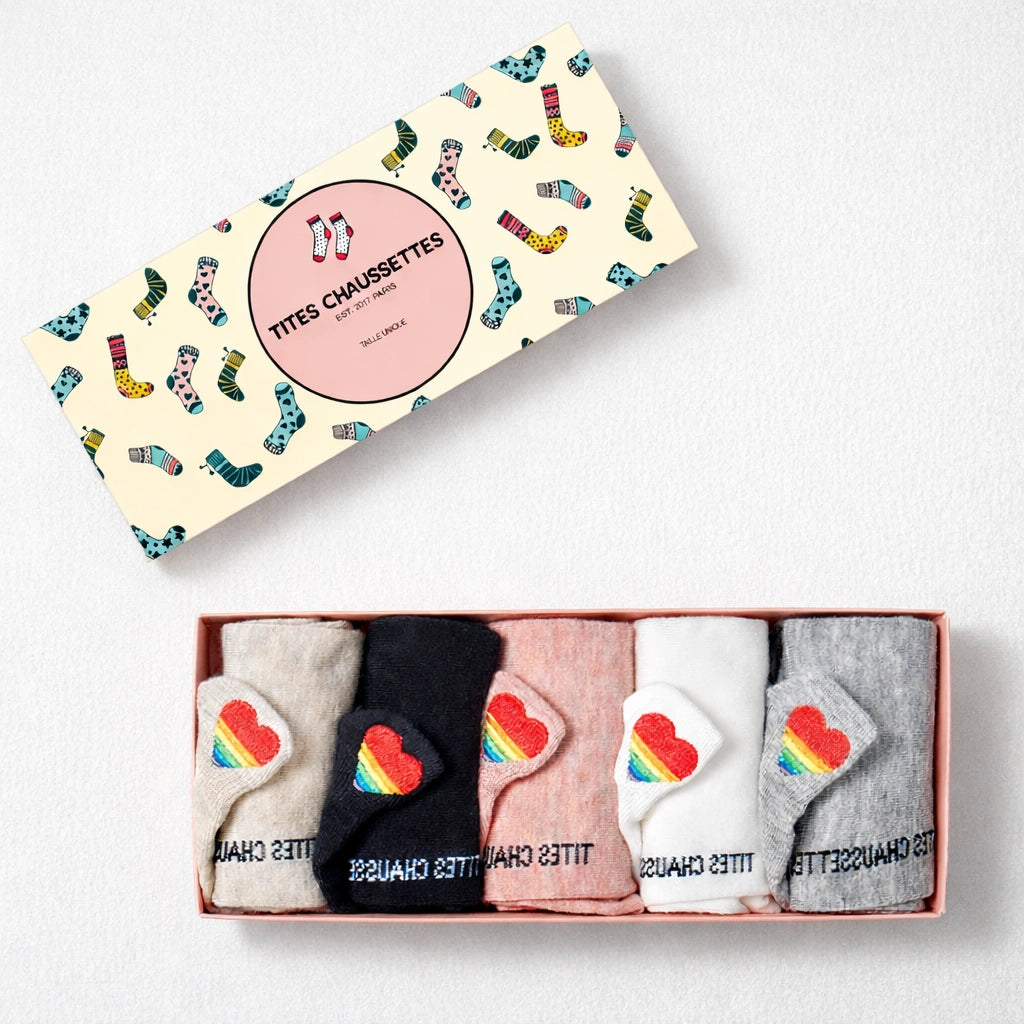 Lot de 5 chaussettes avec languette cœur arc-en-ciel.
