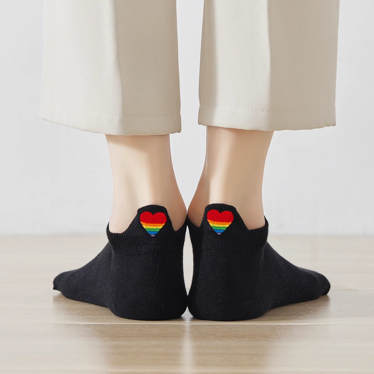 Lot de 5 chaussettes avec languette cœur arc-en-ciel.