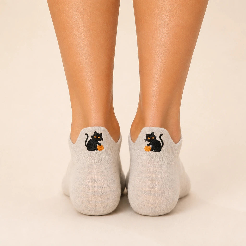 Lot de 4 chaussettes languette Halloween en coton, confortables et originales. Motifs fantôme, chat noir, Boo et Trick or Treat. Taille unique 35-41.