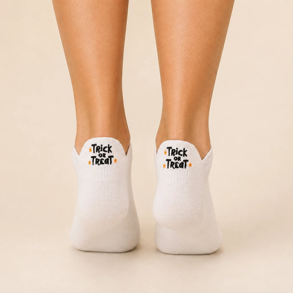 Lot de 4 chaussettes languette Halloween en coton, confortables et originales. Motifs fantôme, chat noir, Boo et Trick or Treat. Taille unique 35-41.