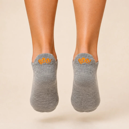 Lot de 4 chaussettes languette Halloween en coton, confortables et originales. Motifs fantôme, chat noir, Boo et Trick or Treat. Taille unique 35-41.