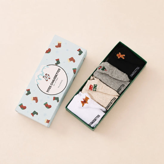 Lot de 5 chaussettes basses. Languettes brodées avec motifs de Noël : pain d'épice, sucre d'orge, teckel de Noël et message Merry Christmas (Joyeux Noël). Coloris : blanc, beige, gris chiné et noir. 