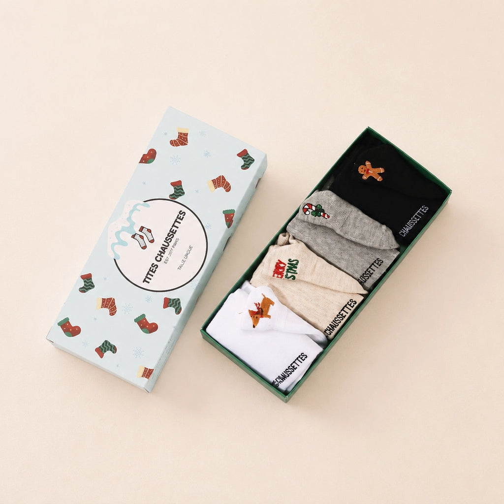 Lot de 5 chaussettes basses. Languettes brodées avec motifs de Noël : pain d'épice, sucre d'orge, teckel de Noël et message Merry Christmas (Joyeux Noël). Coloris : blanc, beige, gris chiné et noir. 