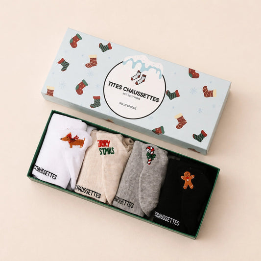 Lot de 5 chaussettes basses. Languettes brodées avec motifs de Noël : pain d'épice, sucre d'orge, teckel de Noël et message Merry Christmas (Joyeux Noël). Coloris : blanc, beige, gris chiné et noir. 