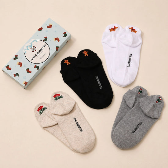 Lot de 5 chaussettes basses. Languettes brodées avec motifs de Noël : pain d'épice, sucre d'orge, teckel de Noël et message Merry Christmas (Joyeux Noël). Coloris : blanc, beige, gris chiné et noir. 