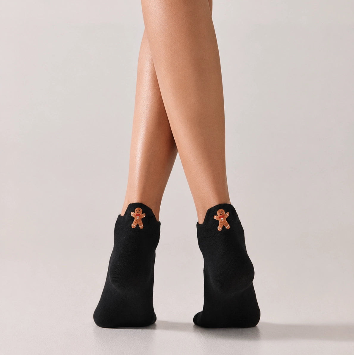 Lot de 5 chaussettes basses. Languettes brodées avec motifs de Noël : pain d'épice, sucre d'orge, teckel de Noël et message Merry Christmas (Joyeux Noël). Coloris : blanc, beige, gris chiné et noir. 
