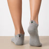 Lot de 5 chaussettes basses. Languettes brodées avec motifs de Noël : pain d'épice, sucre d'orge, teckel de Noël et message Merry Christmas (Joyeux Noël). Coloris : blanc, beige, gris chiné et noir. 
