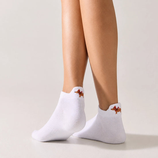 Lot de 5 chaussettes basses. Languettes brodées avec motifs de Noël : pain d'épice, sucre d'orge, teckel de Noël et message Merry Christmas (Joyeux Noël). Coloris : blanc, beige, gris chiné et noir. 