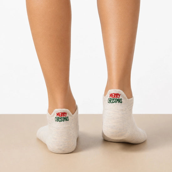 Lot de 5 chaussettes basses. Languettes brodées avec motifs de Noël : pain d'épice, sucre d'orge, teckel de Noël et message Merry Christmas (Joyeux Noël). Coloris : blanc, beige, gris chiné et noir. 