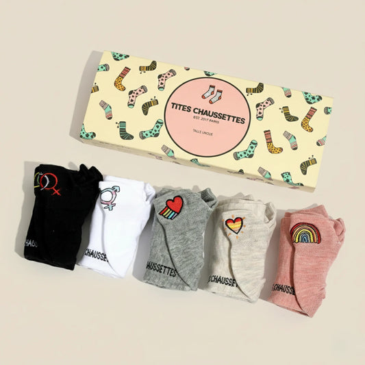 Lot de 5 chaussettes LGBT brodées aux couleurs arc-en-ciel, motifs inclusifs, confortables et douces. Taille 35-41. Style engagé et confortable.