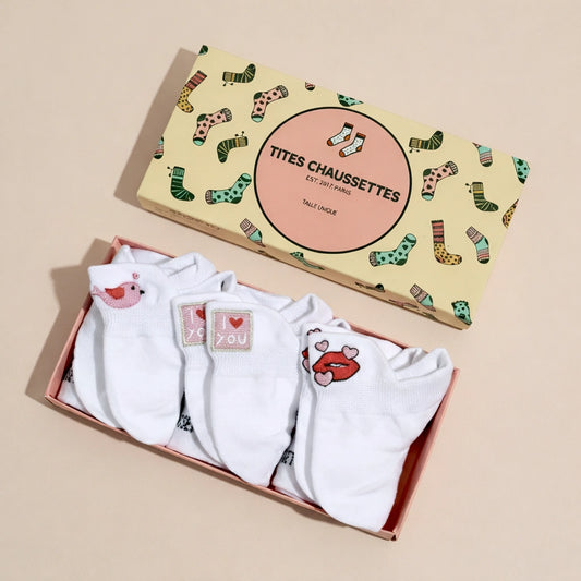 Lot de 3 chaussettes amour brodées (bouche, message, oiseaux), fond blanc, confortables et douces. Taille 35-41. Une idée cadeau pleine de tendresse.