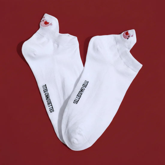 Lot de 3 chaussettes amour brodées (bouche, message, oiseaux), fond blanc, confortables et douces. Taille 35-41. Une idée cadeau pleine de tendresse.