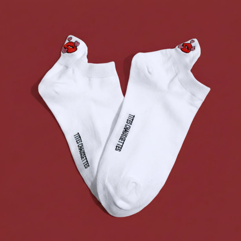 Lot de 3 chaussettes amour brodées (bouche, message, oiseaux), fond blanc, confortables et douces. Taille 35-41. Une idée cadeau pleine de tendresse.