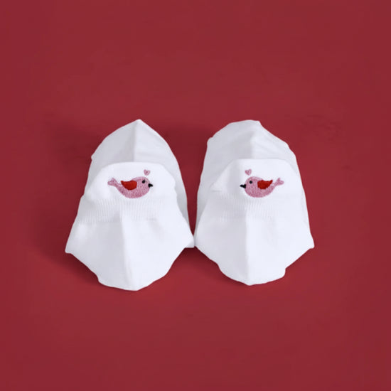 Lot de 3 chaussettes amour brodées (bouche, message, oiseaux), fond blanc, confortables et douces. Taille 35-41. Une idée cadeau pleine de tendresse.