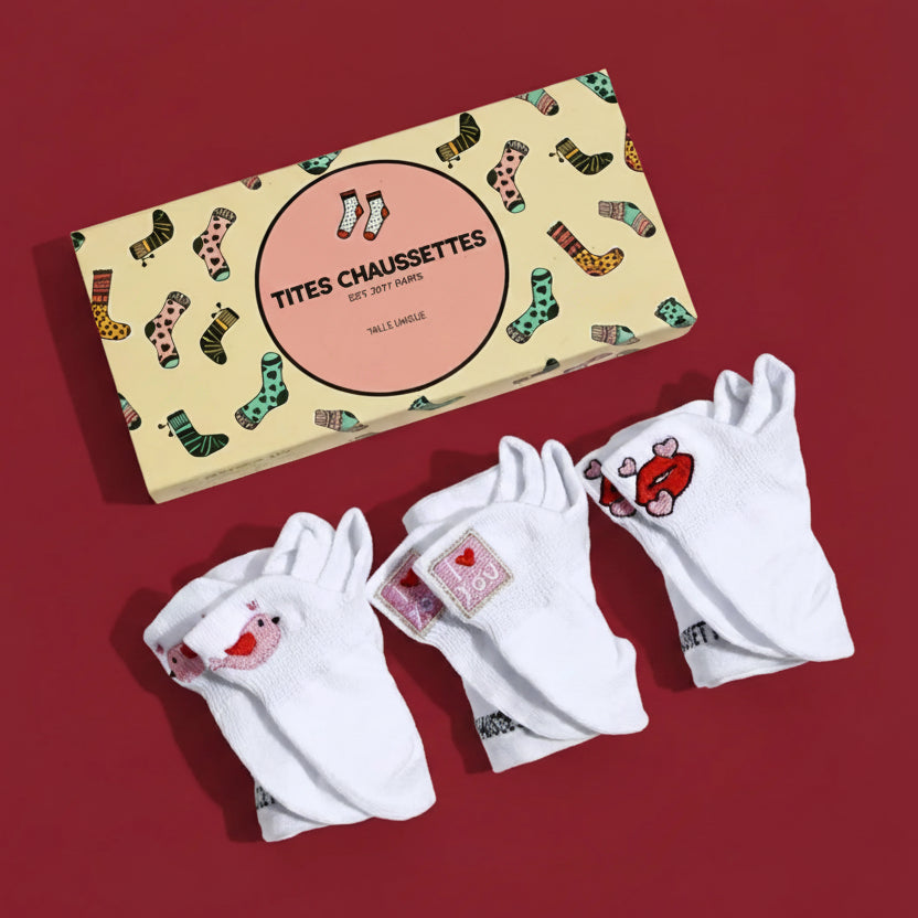 Lot de 3 chaussettes amour brodées (bouche, message, oiseaux), fond blanc, confortables et douces. Taille 35-41. Une idée cadeau pleine de tendresse.