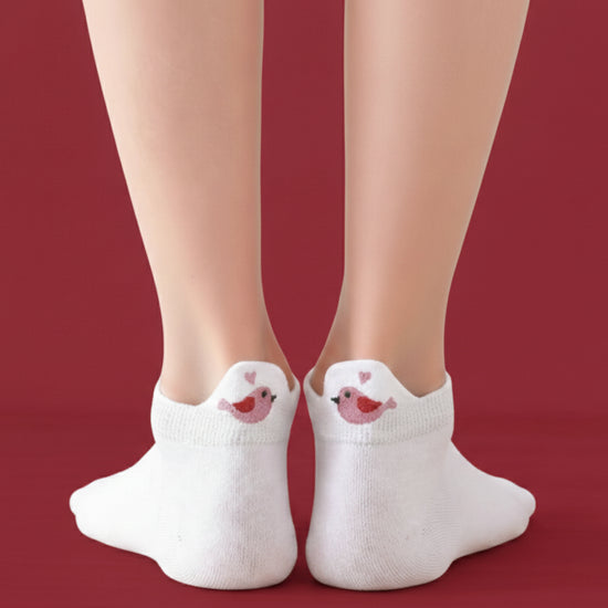 Lot de 3 chaussettes amour brodées (bouche, message, oiseaux), fond blanc, confortables et douces. Taille 35-41. Une idée cadeau pleine de tendresse.