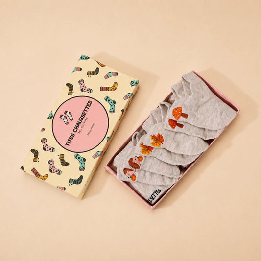 Lot de 3 chaussettes languette femme à motifs automne : hérisson, champignon et feuille. Languette anti-frottement, fond blanc, taille unique 35-41.