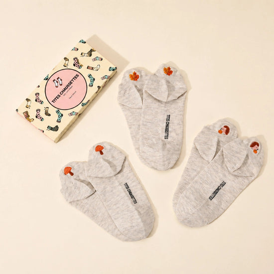Lot de 3 chaussettes languette femme à motifs automne : hérisson, champignon et feuille. Languette anti-frottement, fond blanc, taille unique 35-41.