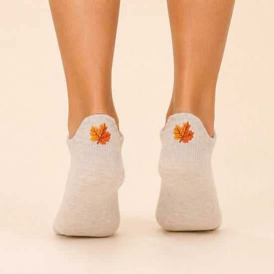 Lot de 3 chaussettes languette femme à motifs automne : hérisson, champignon et feuille. Languette anti-frottement, fond blanc, taille unique 35-41.
