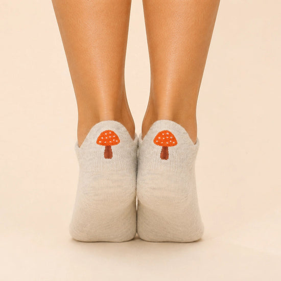 Lot de 3 chaussettes languette femme à motifs automne : hérisson, champignon et feuille. Languette anti-frottement, fond blanc, taille unique 35-41.