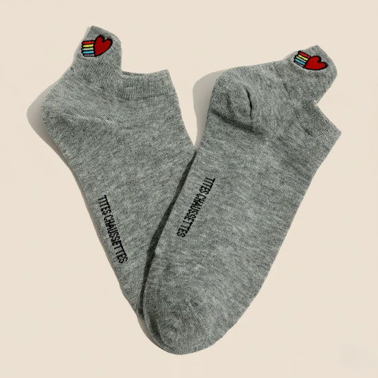 Lot de 5 chaussettes LGBT brodées aux couleurs arc-en-ciel, motifs inclusifs, confortables et douces. Taille 35-41. Style engagé et confortable.