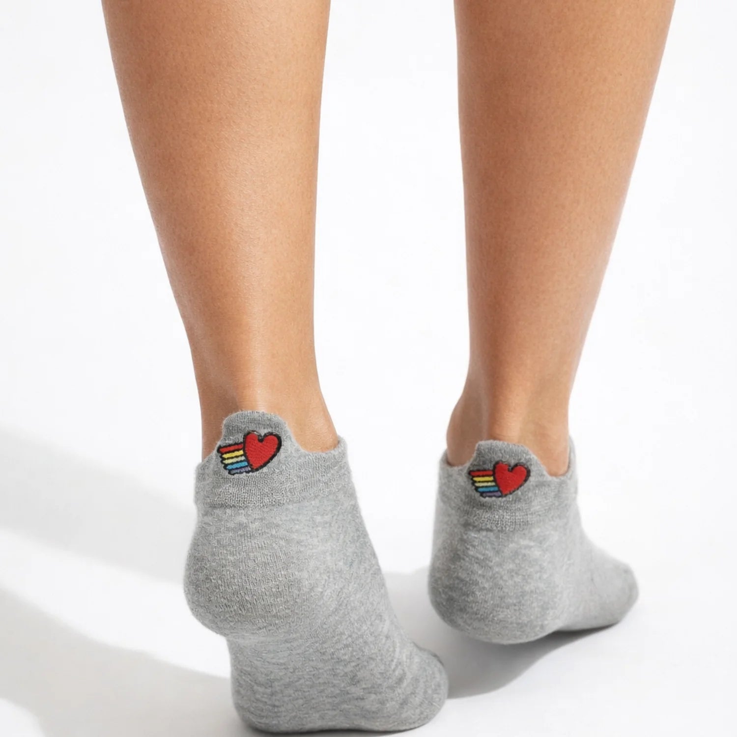 Lot de 5 chaussettes LGBT brodées aux couleurs arc-en-ciel, motifs inclusifs, confortables et douces. Taille 35-41. Style engagé et confortable.
