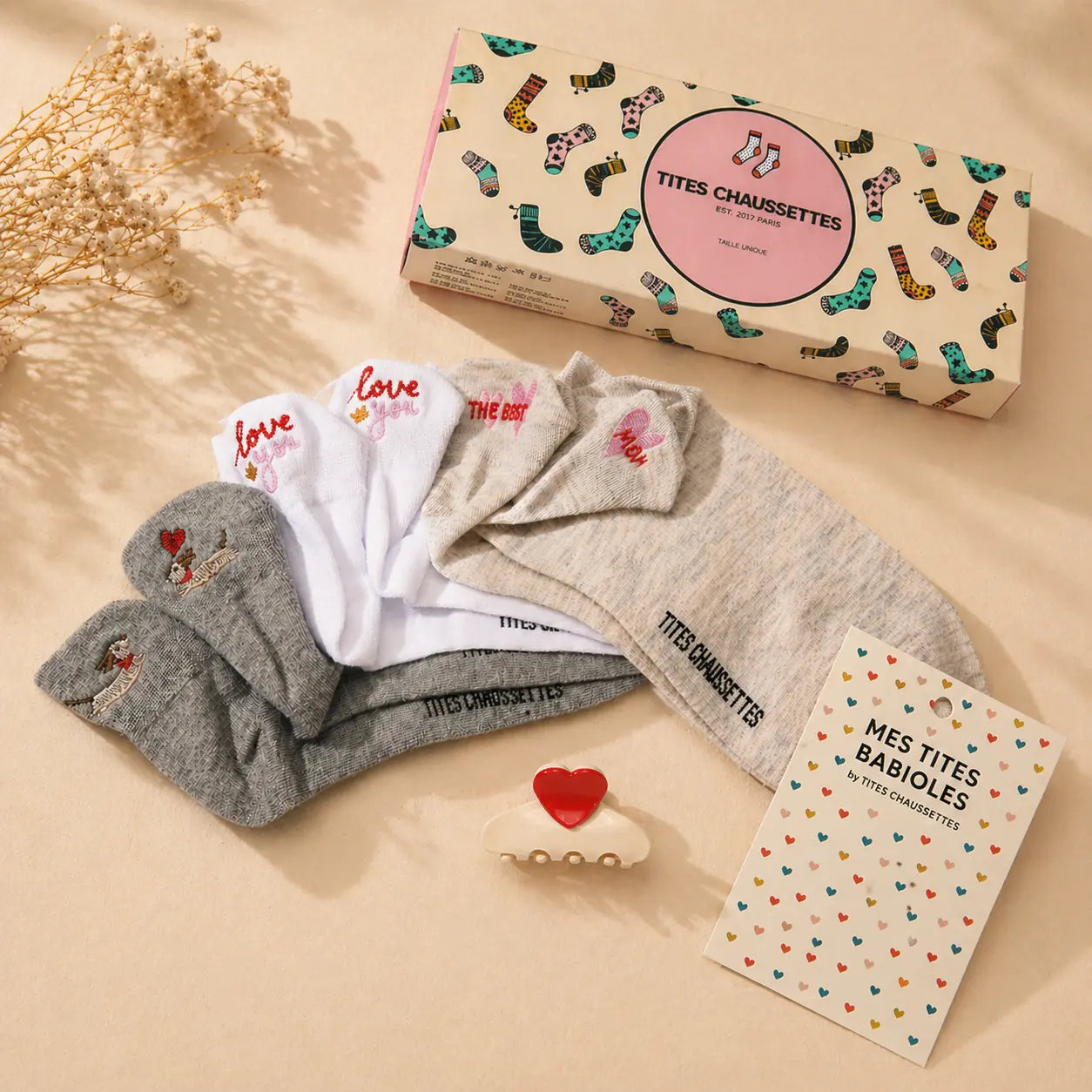 Coffret Fête des Mères : 3 chaussettes fantaisie + pince cœur. Cadeau original, édition limitée, confortable et prêt à offrir. Idéal pour maman.