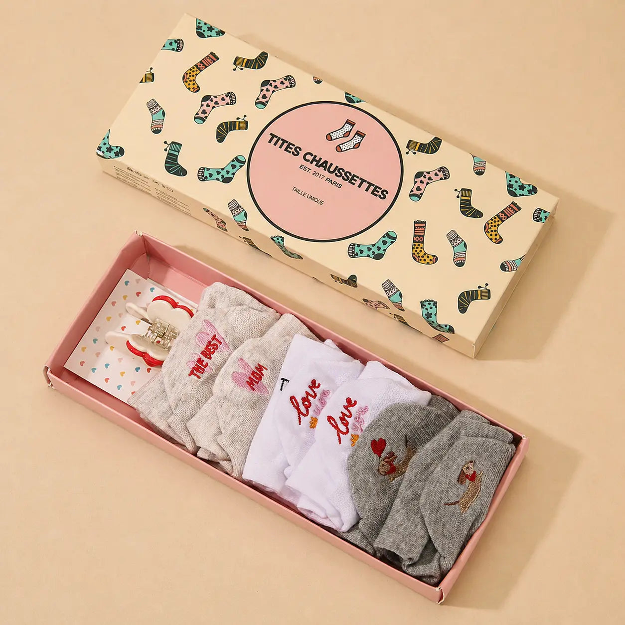 Coffret Fête des Mères : 3 chaussettes fantaisie + pince cœur. Cadeau original, édition limitée, confortable et prêt à offrir. Idéal pour maman.