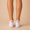Lot de 3 chaussettes languette Octobre Rose. 20 % des ventes reversés à Ruban Rose. Chaussettes solidaires, confortables et brodées de symboles engagés.