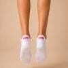 Lot de 3 chaussettes languette Octobre Rose. 20 % des ventes reversés à Ruban Rose. Chaussettes solidaires, confortables et brodées de symboles engagés.