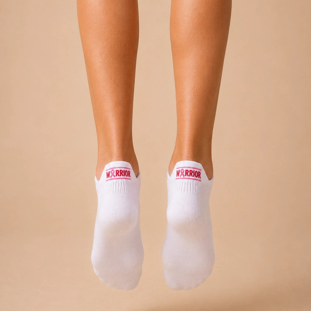 Lot de 3 chaussettes languette Octobre Rose. 20 % des ventes reversés à Ruban Rose. Chaussettes solidaires, confortables et brodées de symboles engagés.