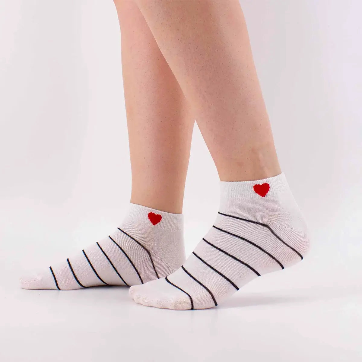 Lot de 5 chaussettes courtes rayées avec cœur brodé. Taille unique stretch 35-41. Confortables, douces et stylées pour un look fun et féminin.