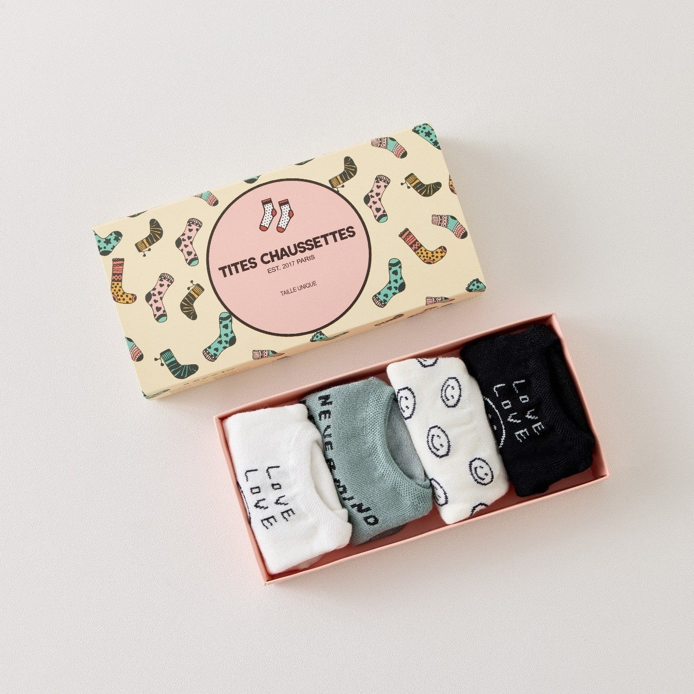 Lot de 4 socquettes invisibles en coton avec motif smiley ou message. Fond noir, blanc ou bleu. Confortables, discrètes et parfaites avec des baskets.