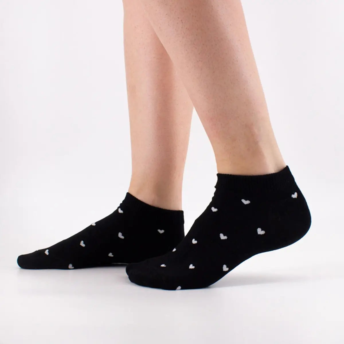 Lot de 5 socquettes à petits cœurs. Taille 35-41. Confortables, légères et romantiques. 5 coloris pour un look doux et estival à souhait.