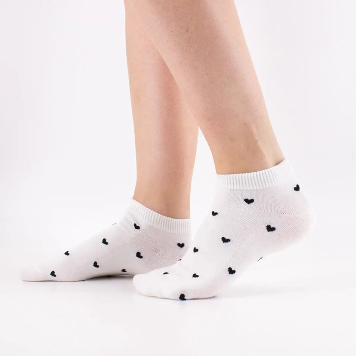 Lot de 5 socquettes à petits cœurs. Taille 35-41. Confortables, légères et romantiques. 5 coloris pour un look doux et estival à souhait.
